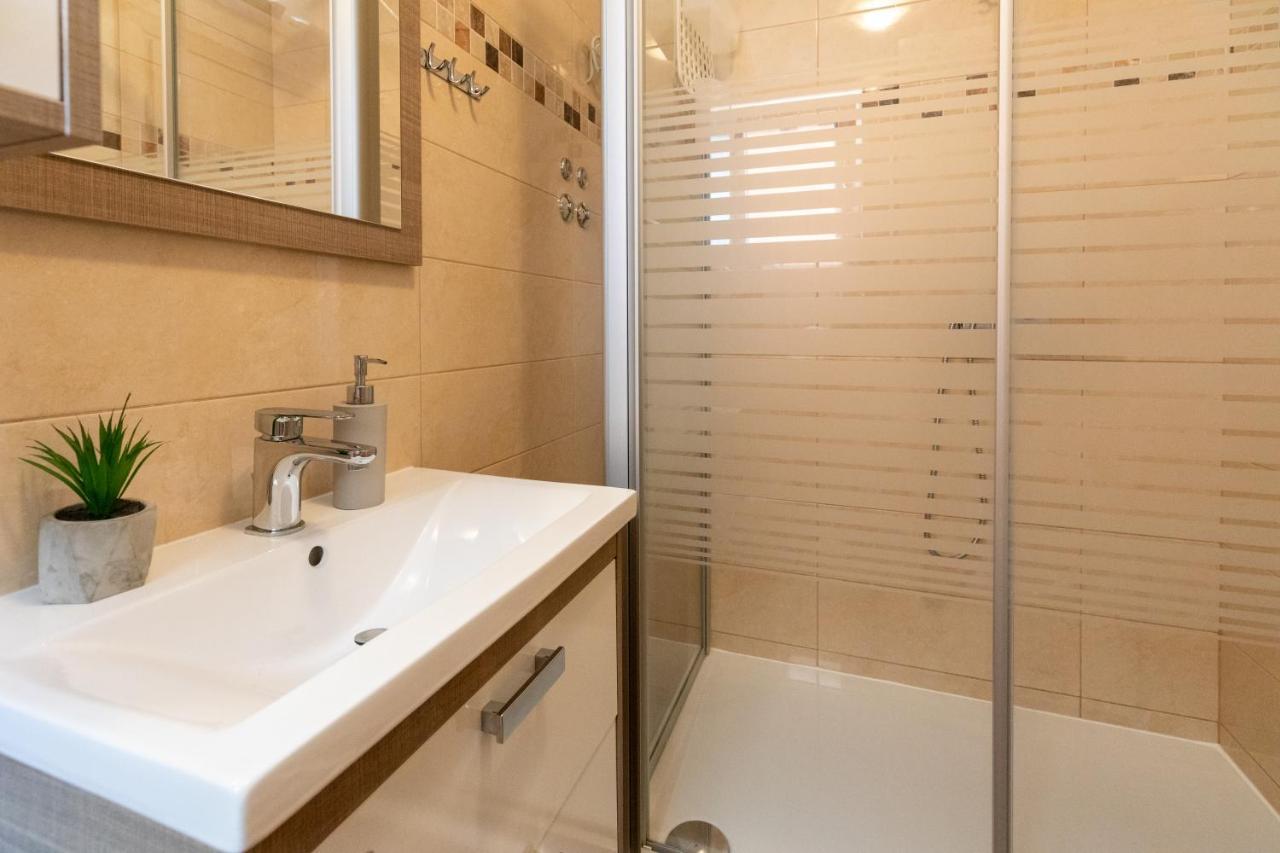 Holiday Home Lydia Слатине Екстер'єр фото
